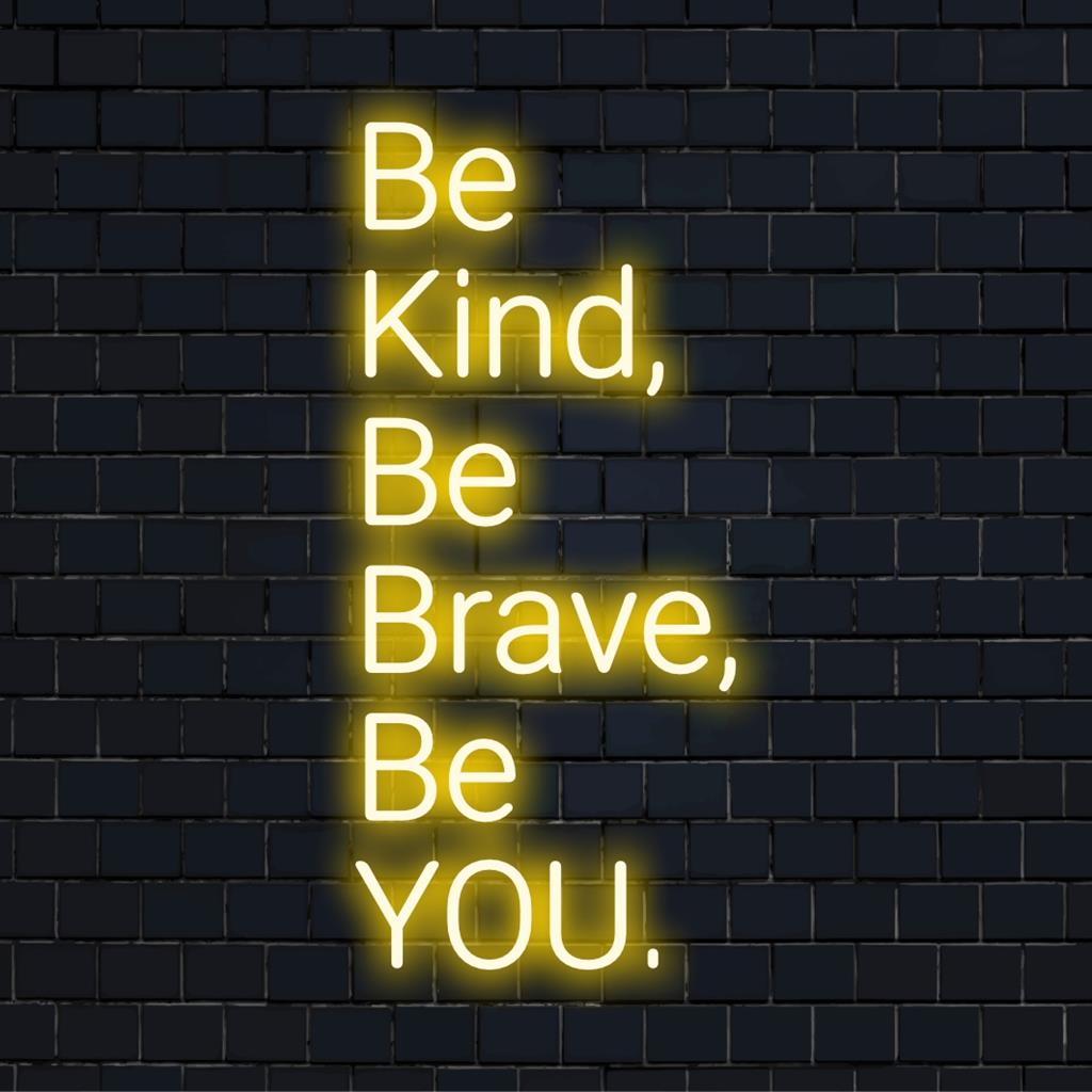*Dieses individuelle LED-Neonschild leuchtet in sanften Farben und zeigt den aufmunternden Satz: „Sei freundlich, sei mutig, sei du selbst.“ Perfekt für eine inspirierende Dekoration.*