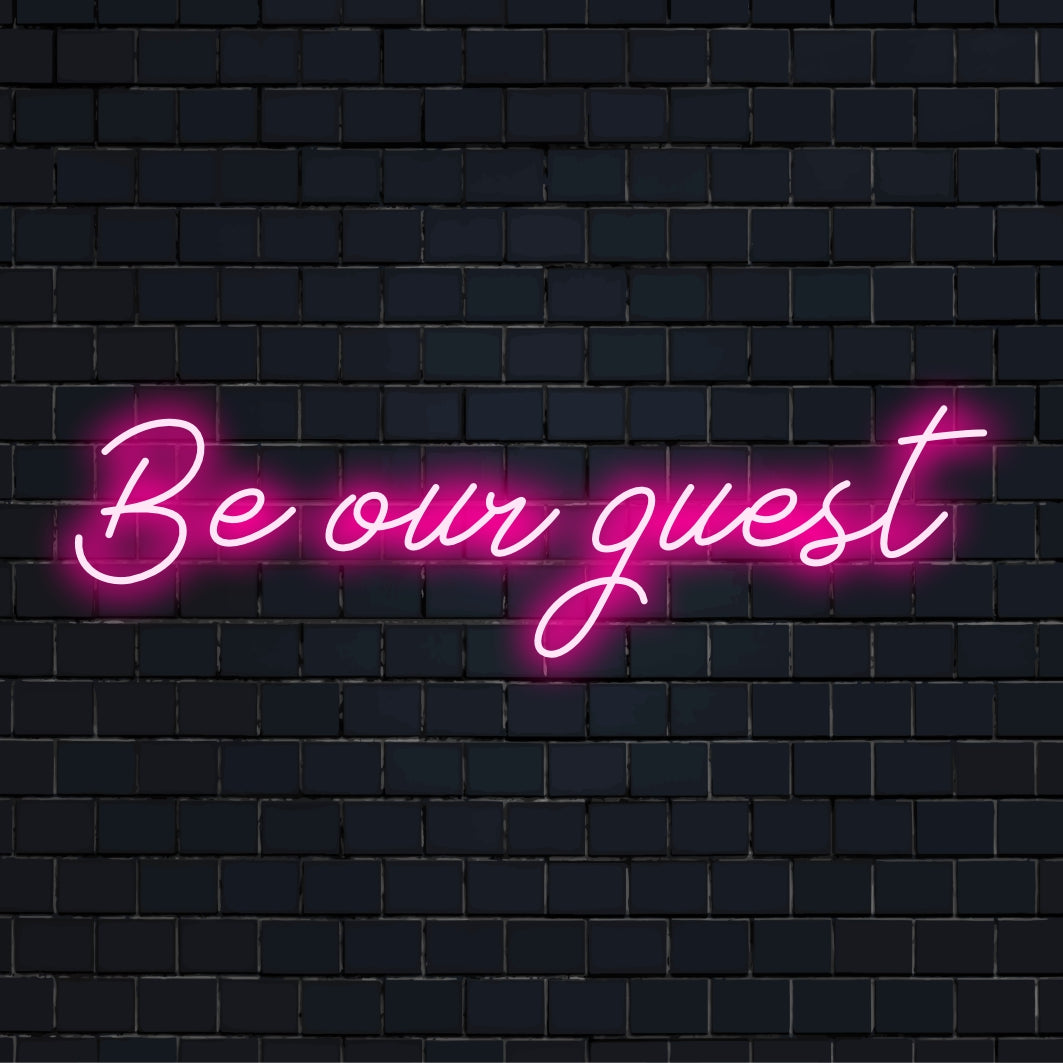 LED-Neonschild mit dem individuell gestalteten Spruch „Be Own Guest“ in heller, fließender Schrift. Ein stilvolles, personalisiertes Deko-Statement.