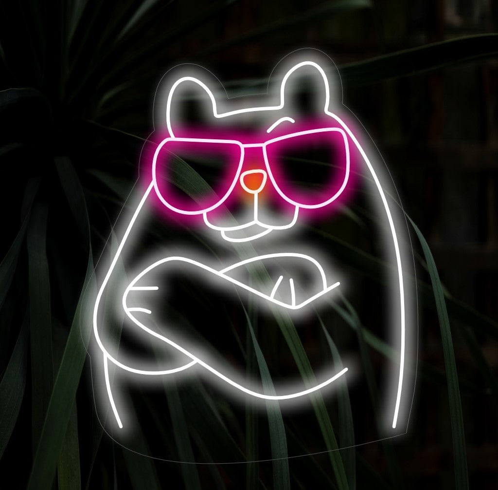 Das Neonschild „Bär mit Brille“ zeigt einen skurrilen und niedlichen Bären mit Brille, der Ihrer Tierdekoration eine flippige und optische Note verleiht. Ein Neonlicht mit einem charmanten Bären mit stylischer Brille.