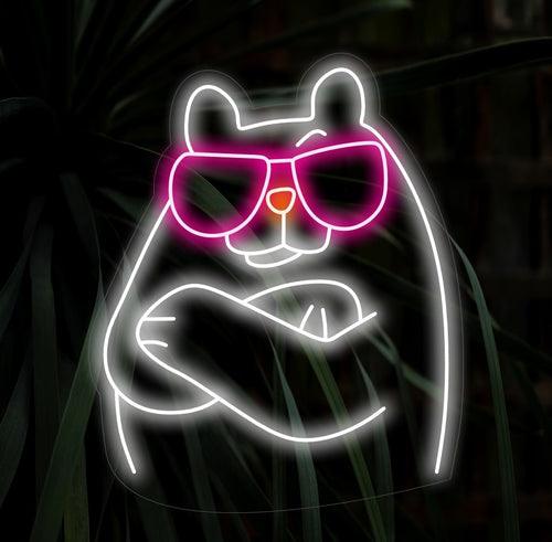 Das Neonschild „Bär mit Brille“ zeigt einen skurrilen und niedlichen Bären mit Brille, der Ihrer Tierdekoration eine flippige und optische Note verleiht. Ein Neonlicht mit einem charmanten Bären mit stylischer Brille.