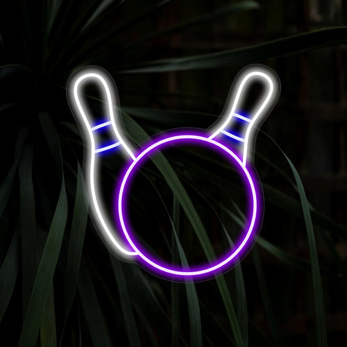 „Bowling Ball and Pins Neon Sign“ fängt die Spannung des Sports mit einer dynamischen Illustration einer Bowlingkugel ein, die die Kegel trifft. Diese sportliche Neonleuchte ist eine auffällige Ergänzung für Ihre Einrichtung und perfekt für alle Fans des Sports.