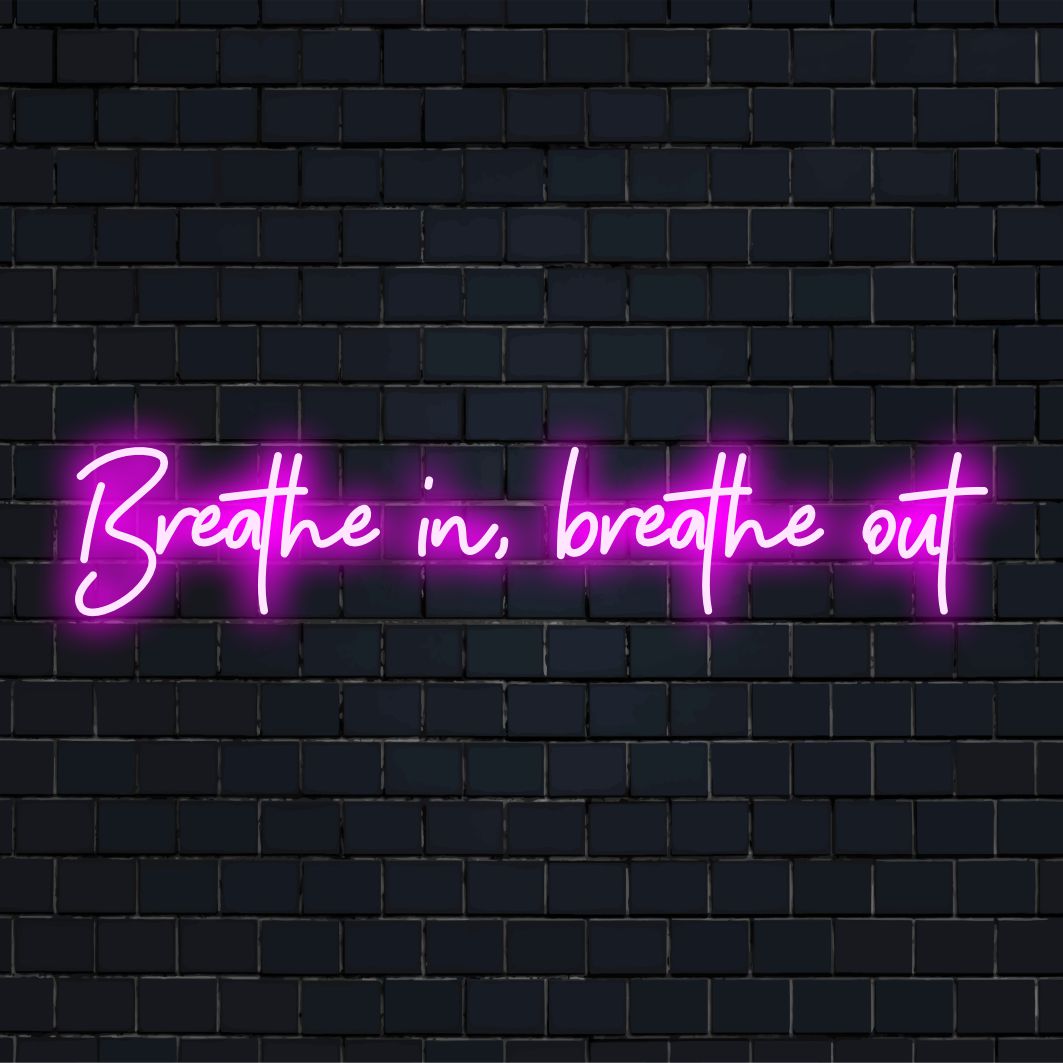 Individuelles LED-Neonschild mit der Aufschrift „Breathe In, Breathe Out“, perfekt, um jedem Raum ein beruhigendes Licht zu verleihen. Neonlicht-Dekor.