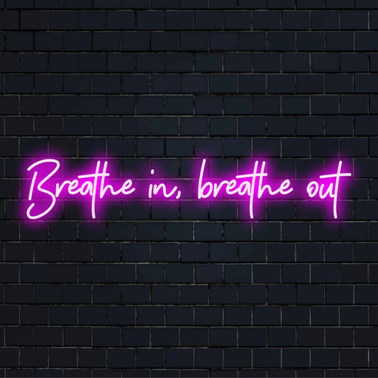 Individuelles LED-Neonschild mit der Aufschrift „Breathe In, Breathe Out“, perfekt, um jedem Raum ein beruhigendes Licht zu verleihen. Neonlicht-Dekor.