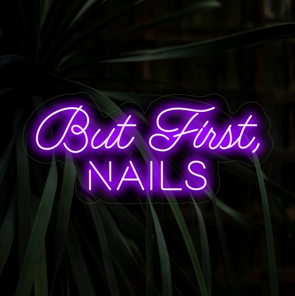 „But First, Nails Neon Sign“ – Ein stilvolles Neonlicht mit einer schicken und ermutigenden Botschaft, das Ihrem Nagelstudio oder Schönheitssalon eine Atmosphäre der Eleganz verleiht und die Bedeutung der Selbstpflege unterstreicht.