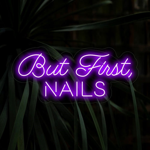 „But First, Nails Neon Sign“ – Ein stilvolles Neonlicht mit einer schicken und ermutigenden Botschaft, das Ihrem Nagelstudio oder Schönheitssalon eine Atmosphäre der Eleganz verleiht und die Bedeutung der Selbstpflege unterstreicht.