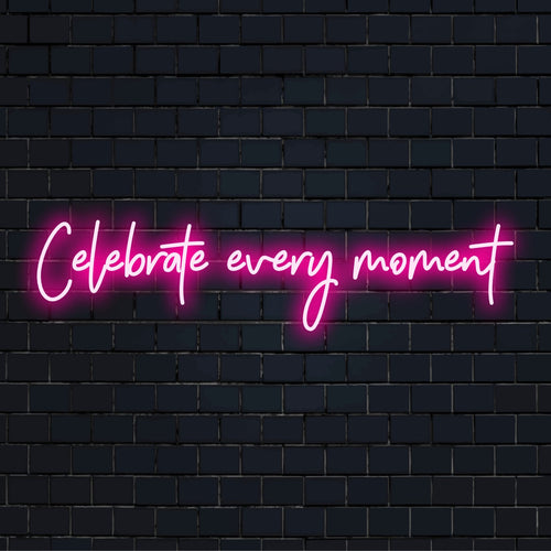 Individuelles LED-Neonschild mit der Aufschrift „Celebrate Every Moment“ in lebendigen, leuchtenden Farben, das jeden Raum aufwertet.