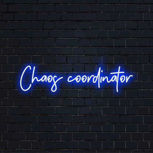 Individuelles LED-Neonschild mit der Aufschrift „Chaos Coordinator“, perfekt beleuchtet für einen eleganten Arbeitsplatz; mit Neon-Wortkunst und modernem Dekor.