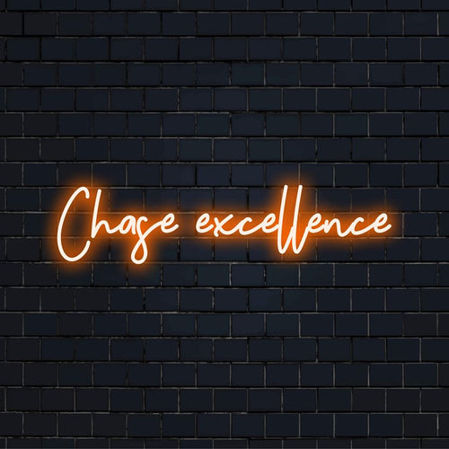 Lebendiges LED-Neonschild „Chase Excellence“, das individuelle Neonkunst mit motivierender Dekoration für jeden Raum verbindet.
