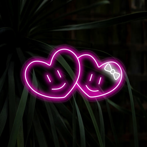 „Cute Hearts Couple Neon Sign“ strahlt Liebe und Romantik aus, ein perfektes Dekorationsstück für eine romantische Atmosphäre.