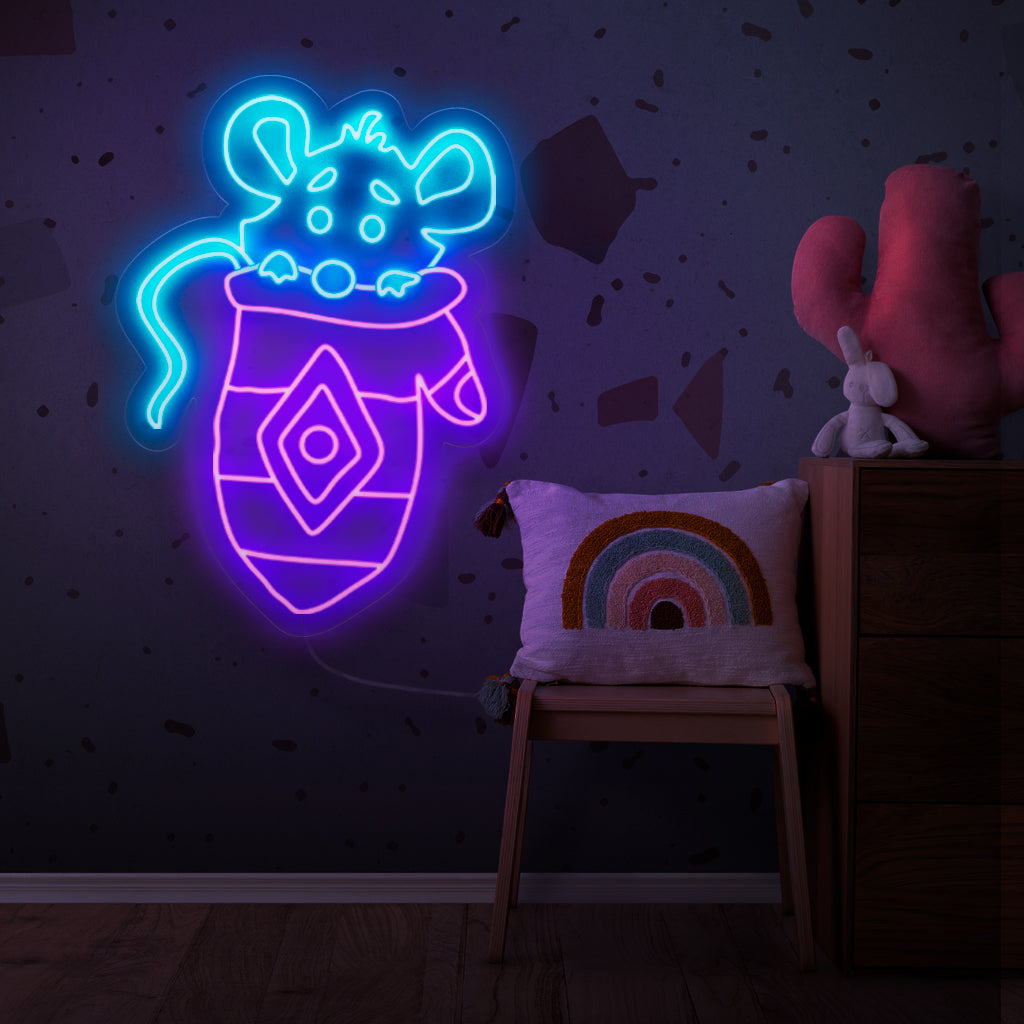 „Süße Maus im Fäustling – Neonschild“ bringt Wärme und Charme in Ihre Winterumgebung, eine entzückende Dekorationswahl.