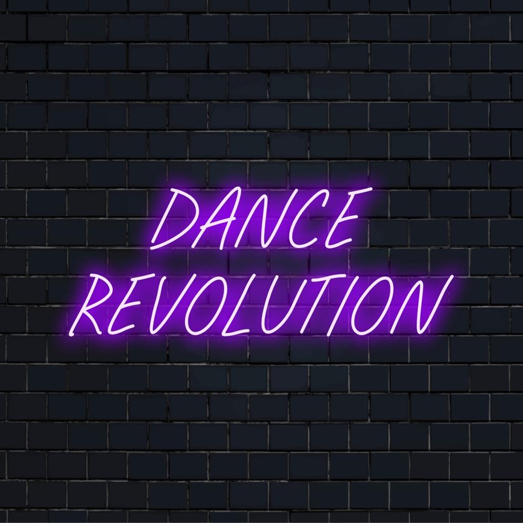 Individuelles LED-Neonschild mit der Aufschrift „Dance Revolution“ in leuchtenden Farben; perfekte Neonkunst für eine lebendige Einrichtung.