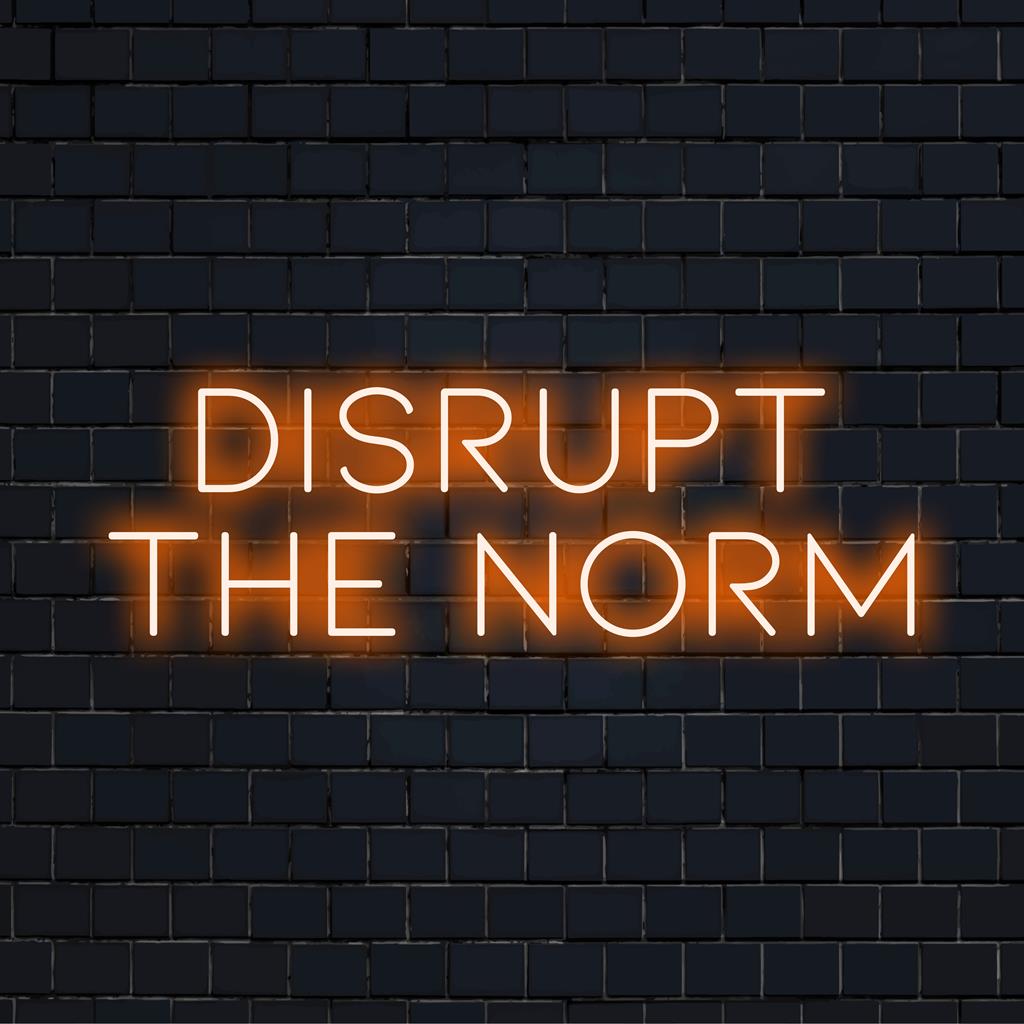 Individuelles LED-Neonschild mit „Disrupt The Norm“ in leuchtenden Lichtern; eine Mischung aus moderner Kunst und auffälligem Dekor.