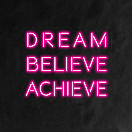 Das Neonschild „Dream, Believe, Achieve“ strahlt Ermächtigung aus und symbolisiert die transformierende Reise vom Traum zur Verwirklichung, was es ideal für motivierende Räume macht.