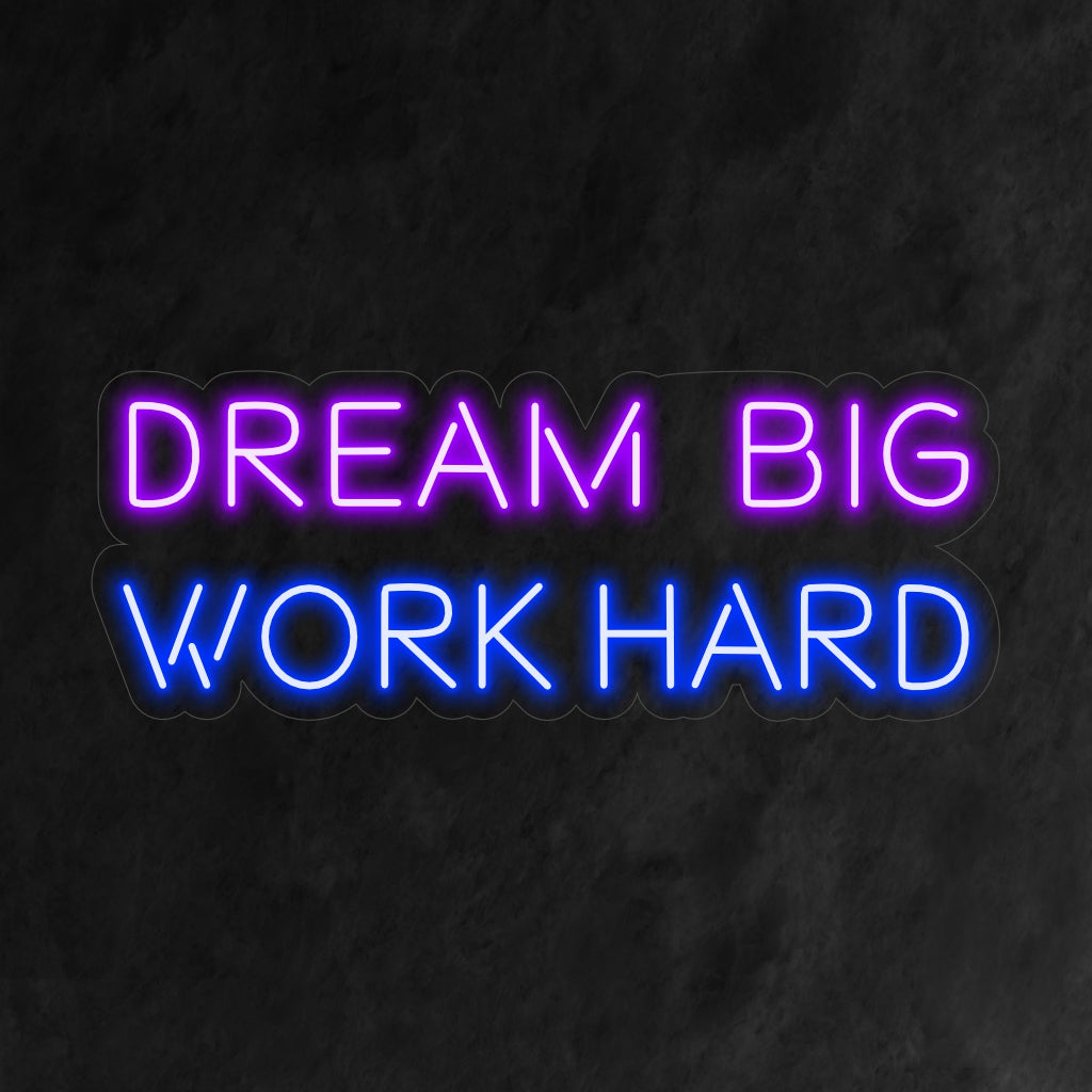 Das Neonschild „Dream Big Work Hard“ leuchtet mit einem kraftvollen Glanz und verbindet Träume mit Entschlossenheit. Damit eignet es sich perfekt für Räume, in denen eine starke Arbeitsmoral und Inspiration gefeiert werden.