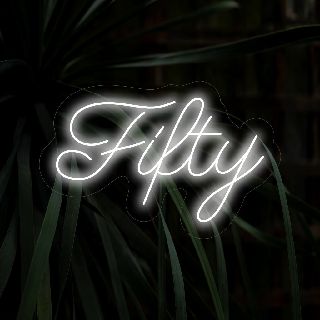 „Fifty Neon Sign“ leuchtet in einem festlichen Glanz, perfekt für Meilenstein-Events und Räume, in denen die Bedeutung des 50. Geburtstags gefeiert wird, und verleiht der Atmosphäre eine mutige Note.