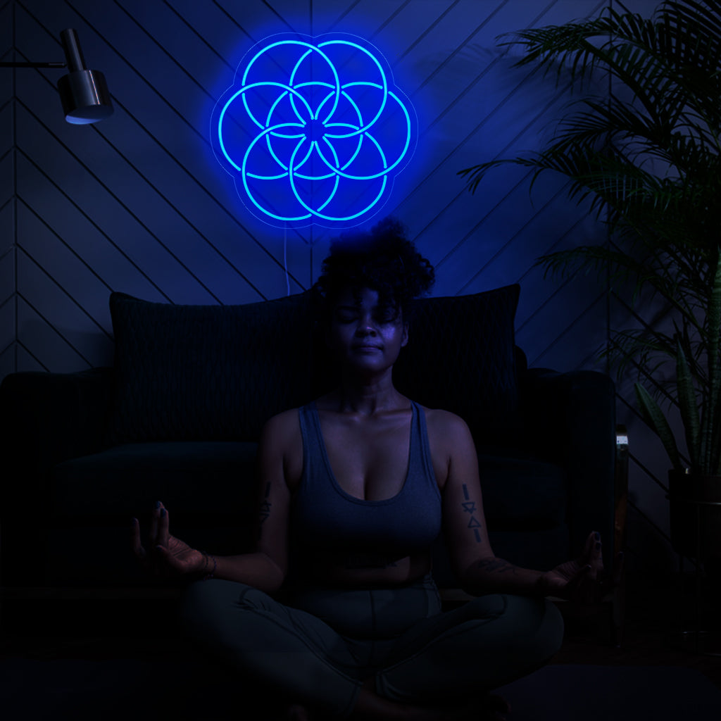 Das „Neonschild Blume des Lebens“ leuchtet mit heiliger Geometrie, perfekt für spirituelle Räume und Bereiche, die die symbolische Schönheit der Blume des Lebens umarmen und der Atmosphäre einen Hauch von Spiritualität verleihen.