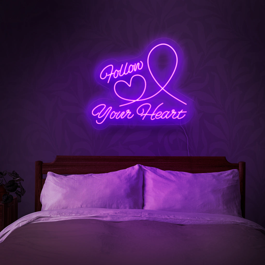 „Follow Your Heart“-Neonschild – strahlt mit inspirierender Brillanz, perfekt für Räume, die Träume fördern, und für diejenigen, die sich auf die Reise begeben, ihrem Herzen zu folgen.