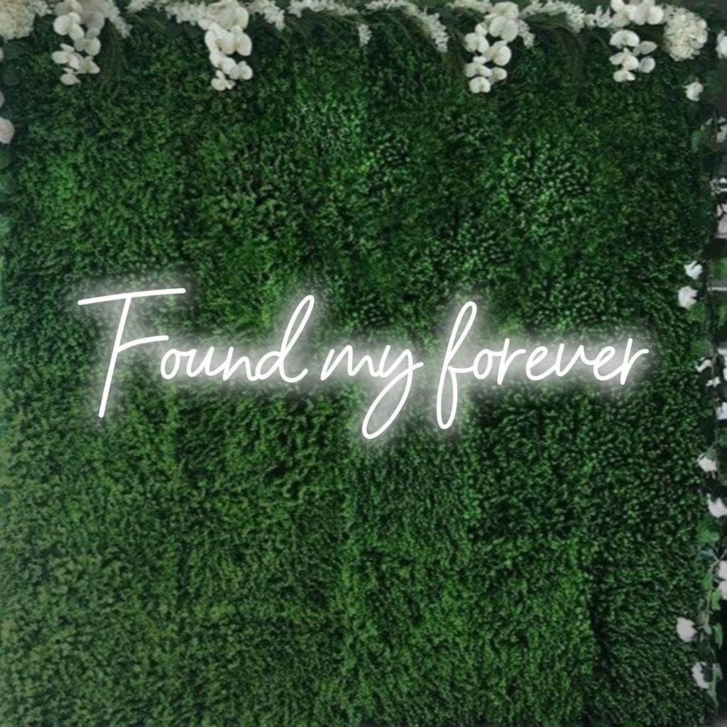 Individuelles LED-Neonschild mit der Aufschrift „Found My Forever“, perfekt, um jedem Raum eine persönliche Note zu verleihen.