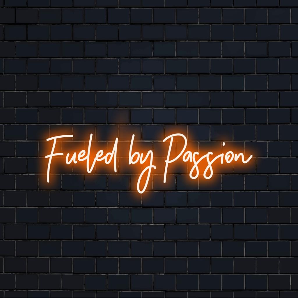 Lebendiges, handgefertigtes LED-Neonschild mit der Aufschrift „Fueled By Passion“, perfekt, um Ihrem Raum eine persönliche Note zu verleihen.