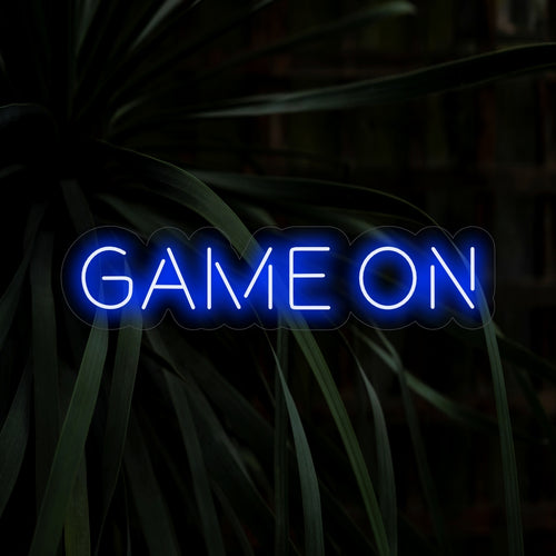 „Game On Neon Sign“ – Strahlt Gaming-Energie aus, perfekt für Spielzimmer und Unterhaltungsbereiche, signalisiert den Beginn einer spannenden Spielzeit.