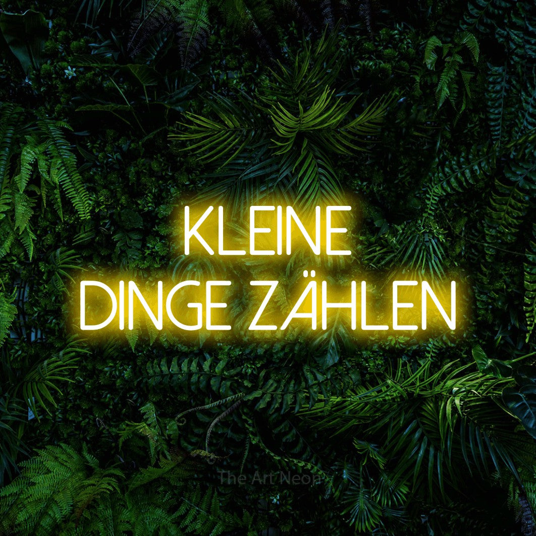 LED neon sign reading “kleine dinge zählen”, arranged in 2 lines.