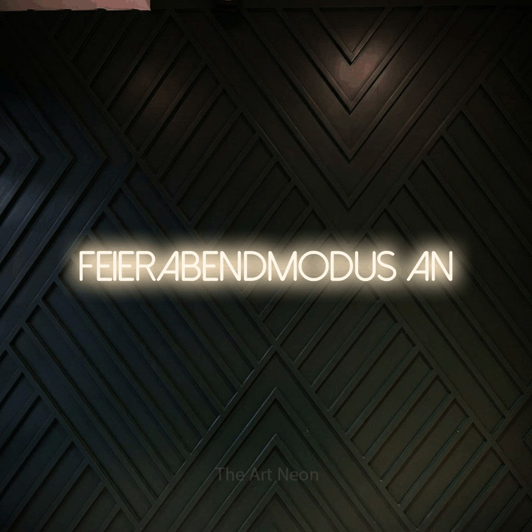 LED neon sign displaying “FEIERABENDMODUS an”.