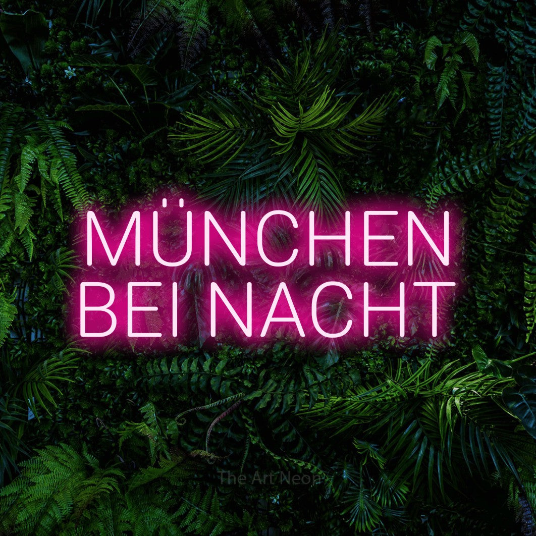 LED neon sign reading “MÜNCHEN BEI NACHT”, arranged in 2 lines.