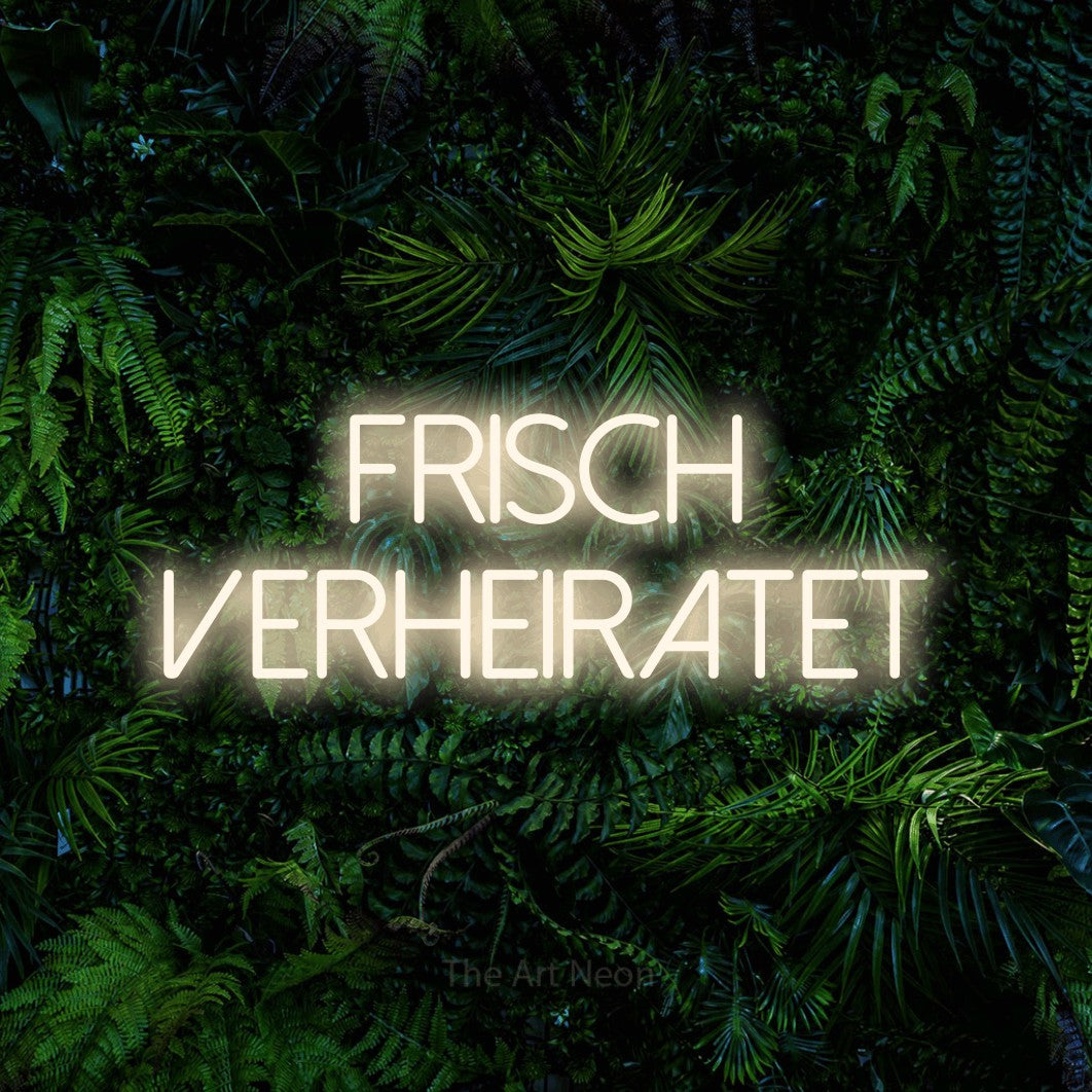 LED neon sign reading “Frisch verheiratet”, arranged in 2 lines.