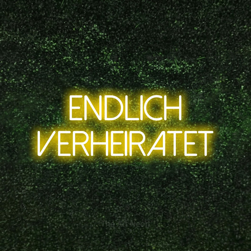 LED neon sign reading “endlich VERHEIRATET”, arranged in 2 lines.
