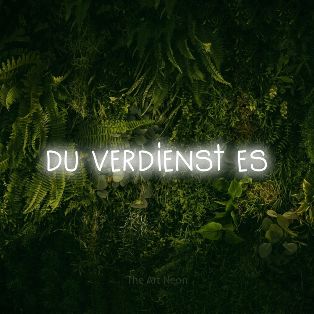 LED neon sign reading “du verdienst es”, arranged in a single line.