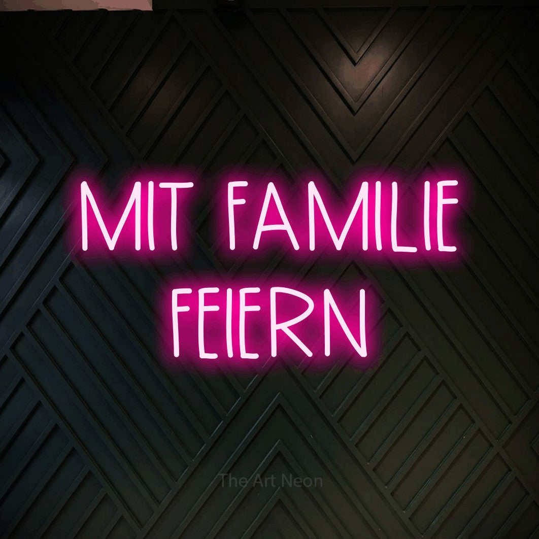 LED neon sign reading “MIT FAMILIE FEIERN”, arranged in 2 lines.
