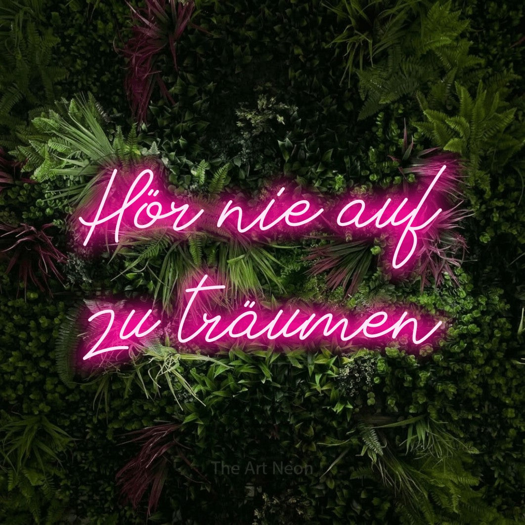 LED neon sign displaying “Hör nie auf zu träumen”.
