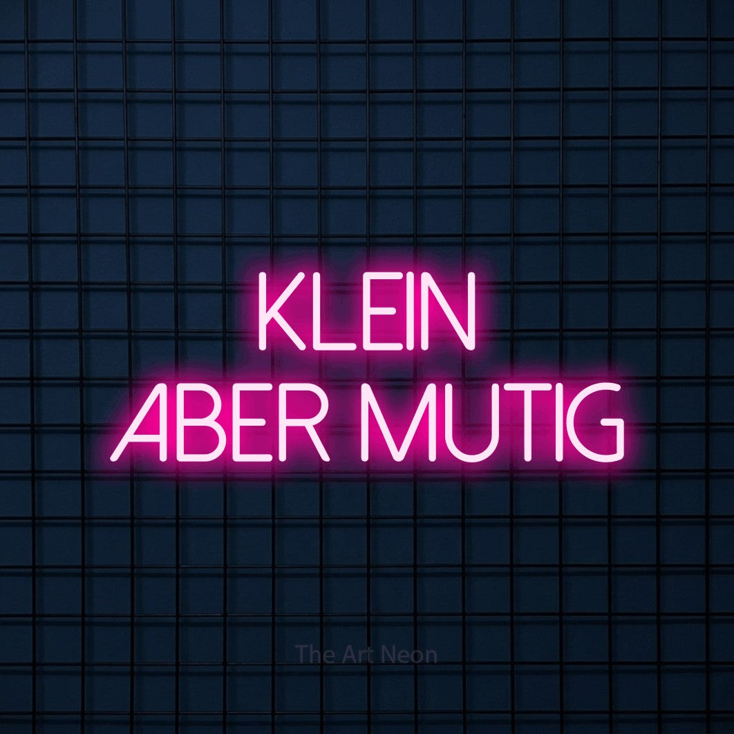 LED neon sign reading “KLEIN ABER MUTIG”, arranged in 2 lines.