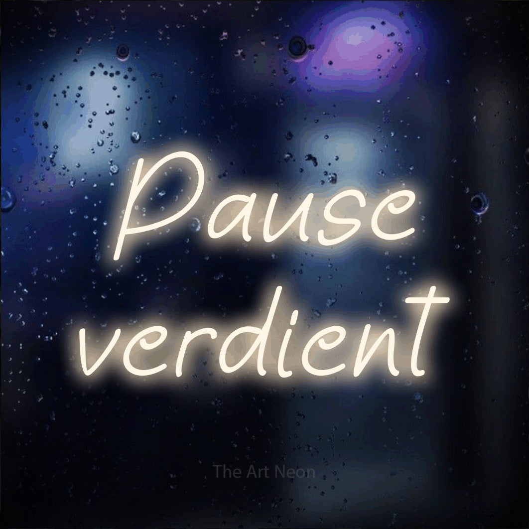 LED neon sign reading “Pause verdient”, arranged in 2 lines.