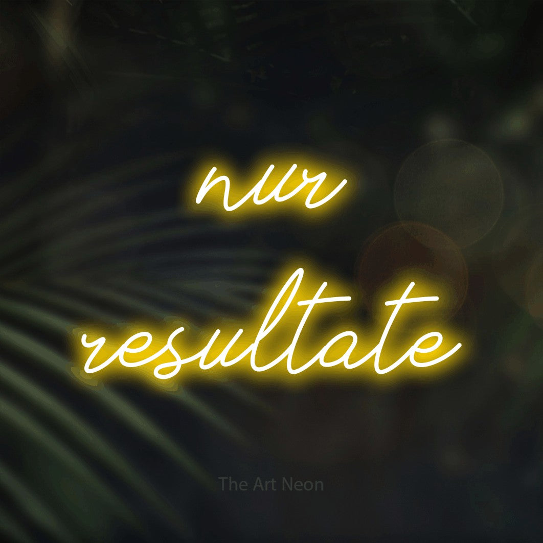 LED neon sign reading “nur resultate”, arranged in 2 lines.
