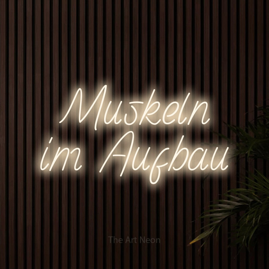 LED neon sign reading “Muskeln im Aufbau”, arranged in 2 lines.