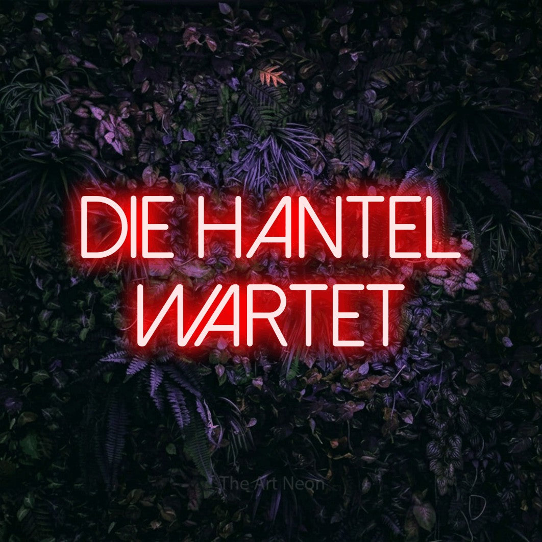 LED neon sign reading “Die Hantel wartet”, arranged in 2 lines.
