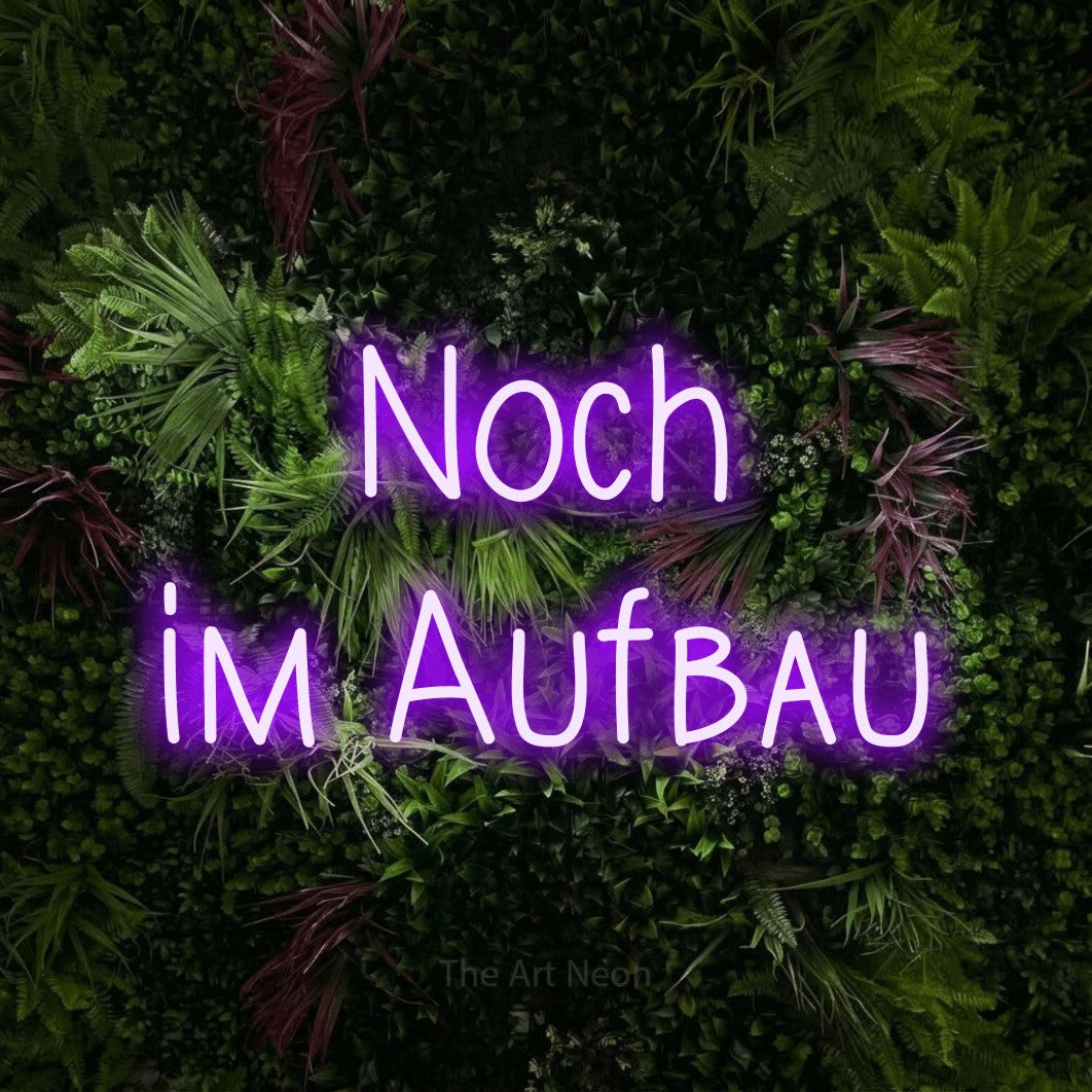 LED neon sign reading “Noch im Aufbau”, arranged in 2 lines.