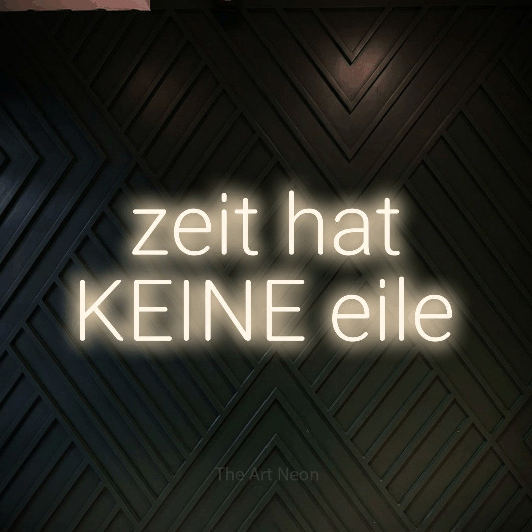 LED neon sign reading “zeit hat KEINE eile”, arranged in 2 lines.