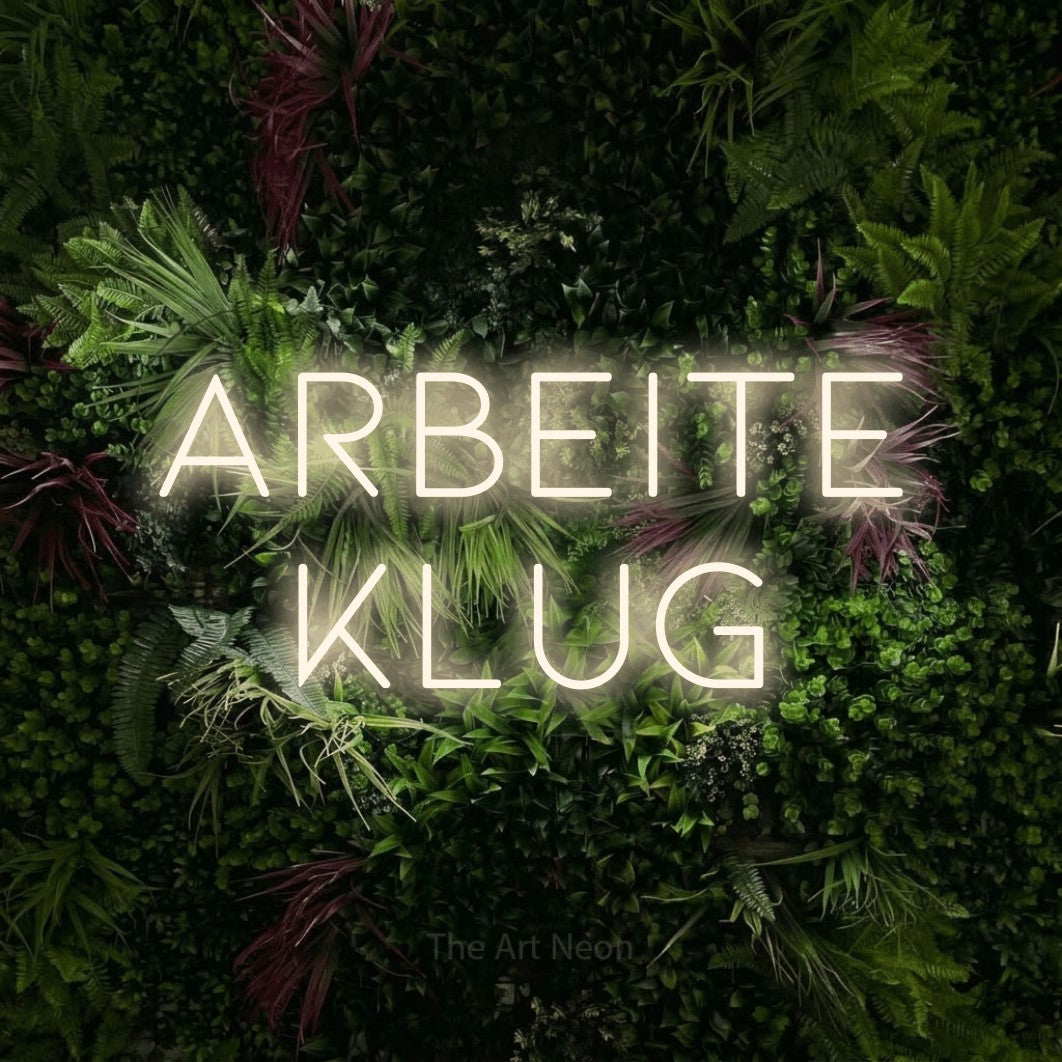 LED neon sign reading “arbeite klug”, arranged in 2 lines.
