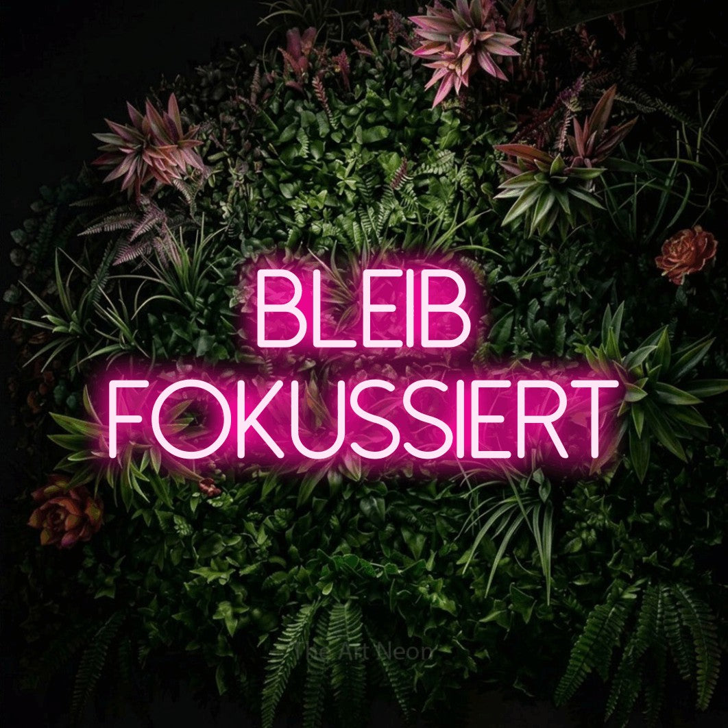 LED neon sign reading “bleib fokussiert”, arranged in 2 lines.