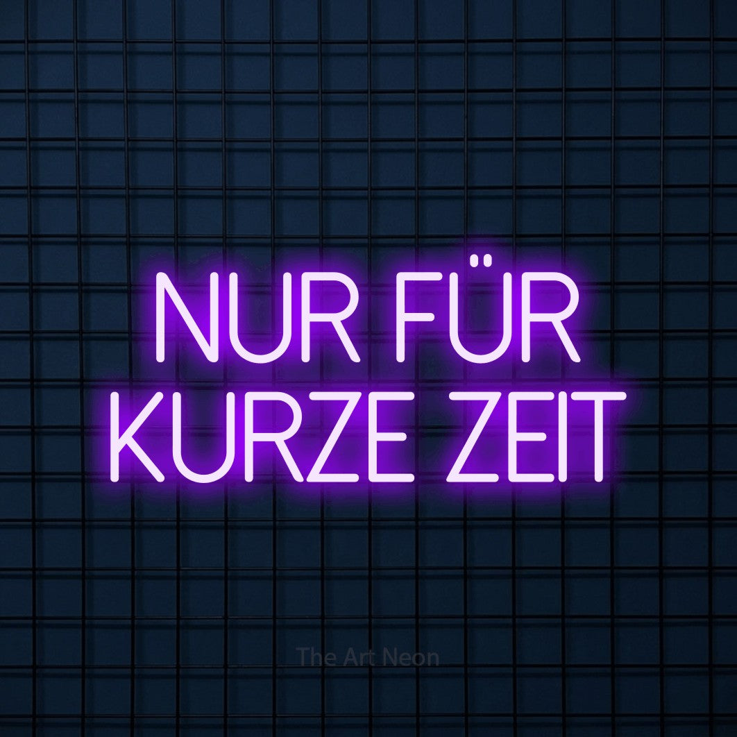 LED neon sign reading “NUR FÜR KURZE ZEIT”, arranged in 2 lines.