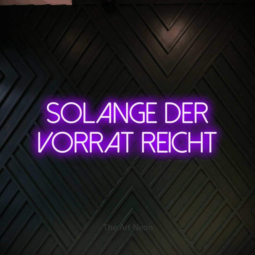 LED neon sign displaying “SOLANGE DER VORRAT REICHT”.