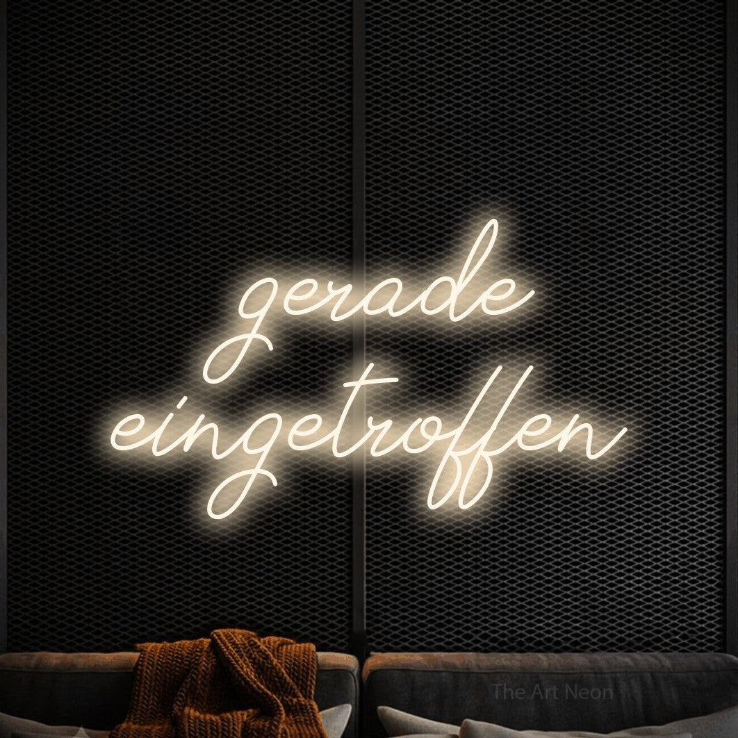 LED neon sign reading “gerade eingetroffen”, arranged in 2 lines.