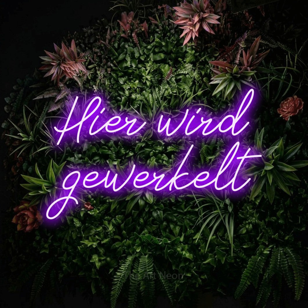 LED neon sign reading “Hier wird gewerkelt”, arranged in 2 lines.