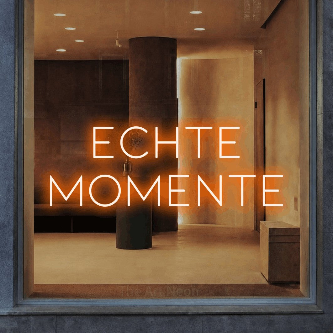 LED neon sign reading “Echte Momente”, arranged in 2 lines.