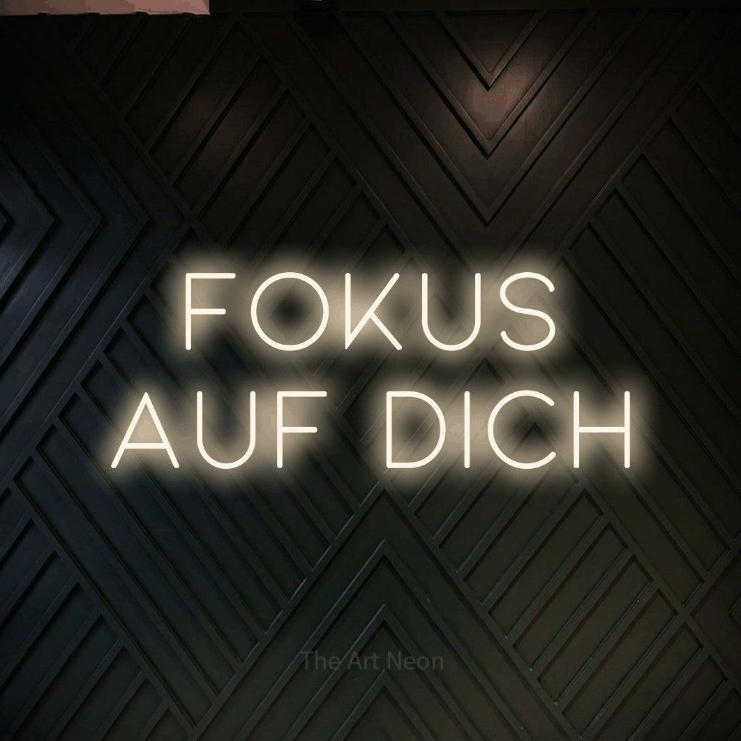 LED neon sign reading “FOKUS AUF DICH”, arranged in 2 lines.