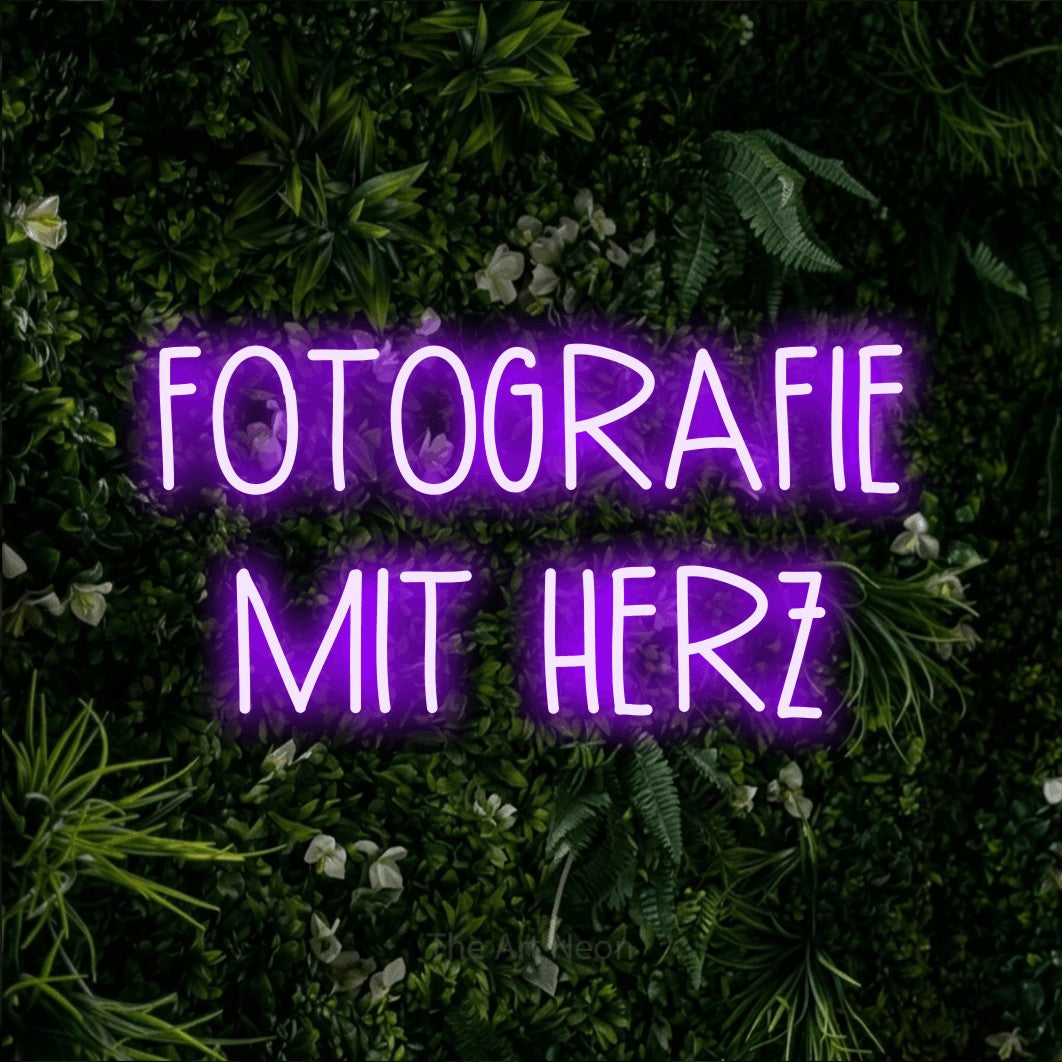 LED neon sign reading “FOTOGRAFIE MIT HERZ”, arranged in 2 lines.