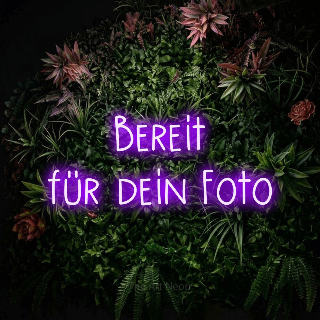 LED neon sign reading “Bereit für dein Foto”, arranged in 2 lines.