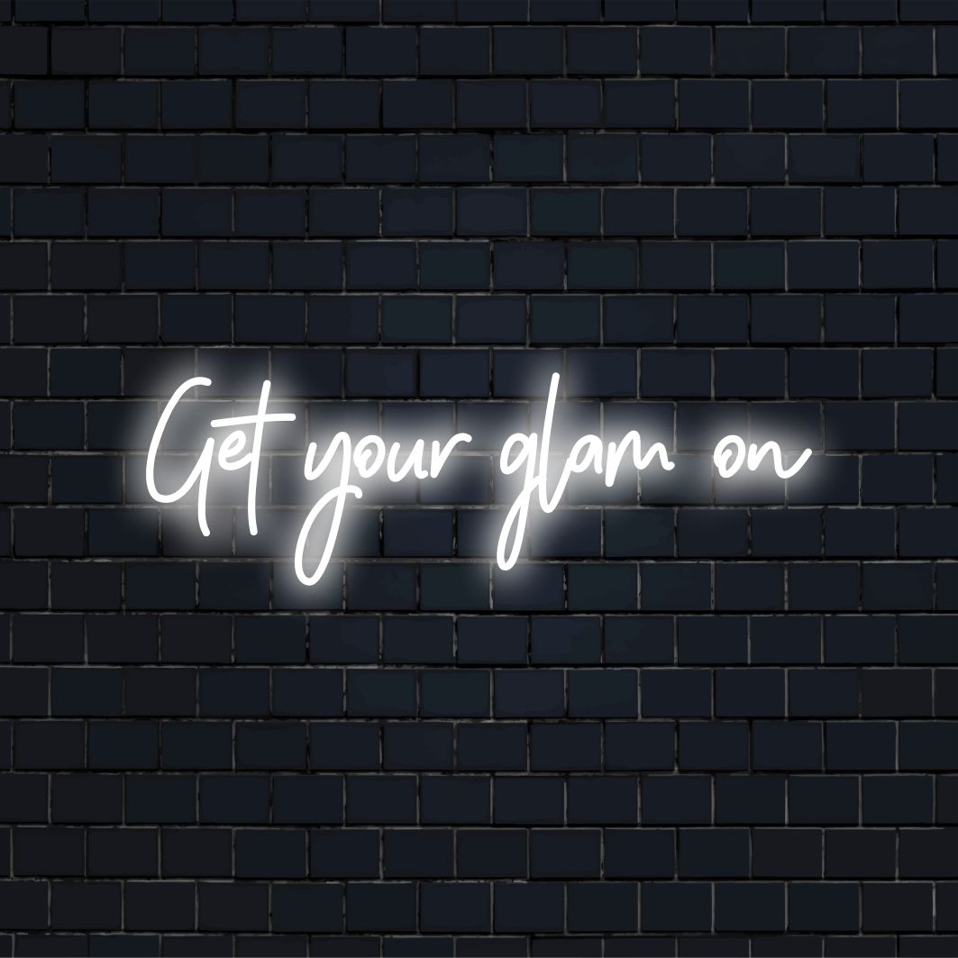 Individuelles LED-Neonschild mit dem Text „Get Your Glam On“; perfekt, um Ihrem Raum eine lebendige, persönliche Note zu verleihen.